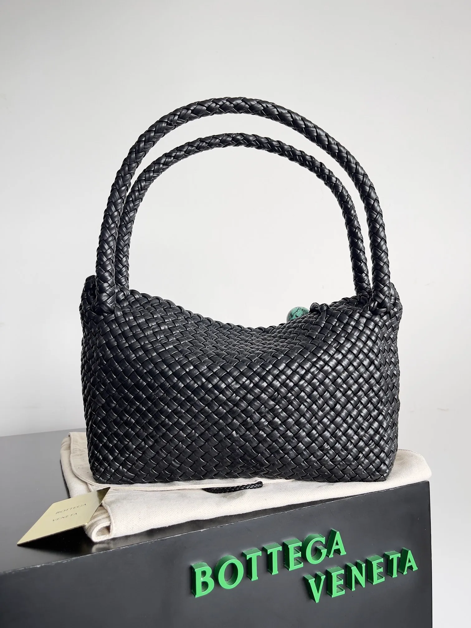 Batch 5960 BV collectible small woven handbags are really YYDS!! Bottega Veneta’s most classic small woven handbags are back! ! We use the highest quality leather with the highest craftsmanship❤️ to create the most expensive works. We have created the original Intrecciato leather weaving process❤️ This unique traditional exclusive leather weaving method has not only become our logo but also reflects the time-consuming and labor-intensive craftsmanship of our products❤️ The new TOSCA handbag must be a selection worth collecting🆕⚠️⚠️Babies, malachite can be sold separately and can be assembled by yourself Style number: 716974 Size: 27*9*18cm